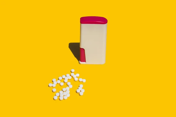 Zoetstof Verpakking Waarnaast Zoete Tabletten Een Gele Achtergrond Liggen — Stockfoto