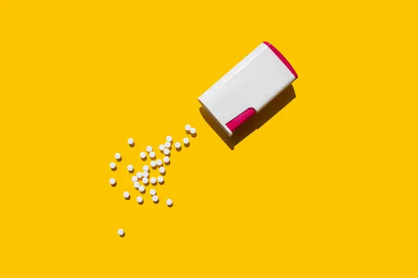 Envase Edulcorante Junto Cual Encuentran Tabletas Dulces Sobre Fondo Amarillo —  Fotos de Stock