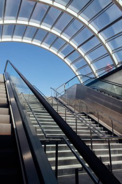 Merdivenleri ve kazıcısı olan modern bir metro girişi.