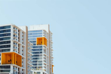 Gökyüzünün arka planında serbest arkaplanlı bir gökdelen