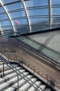 Merdivenleri ve kazıcısı olan modern bir metro girişi.