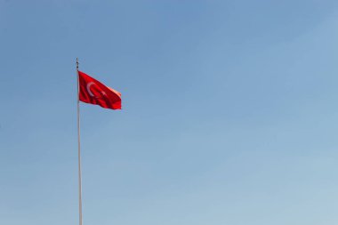 Türkiye bayrağı gökyüzünün arka planında bayrak direğinde