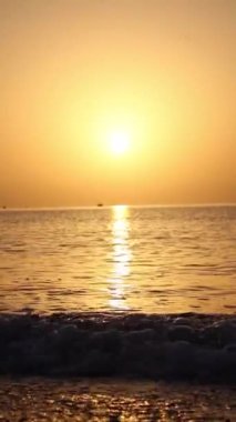 Parlak gün batımının güzel manzarası