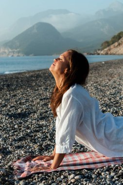 Somatik egzersizler, sahilde mutlu güzel bir kadın, reklam fotoğrafı.