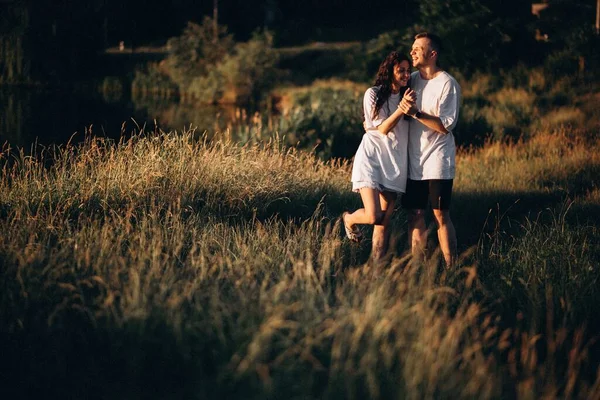Young Couple Holding Hands Walking Field Sunset — Stock Photo, Image