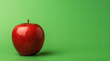 yeşil bir arka plan üzerinde kırmızı elmalar.