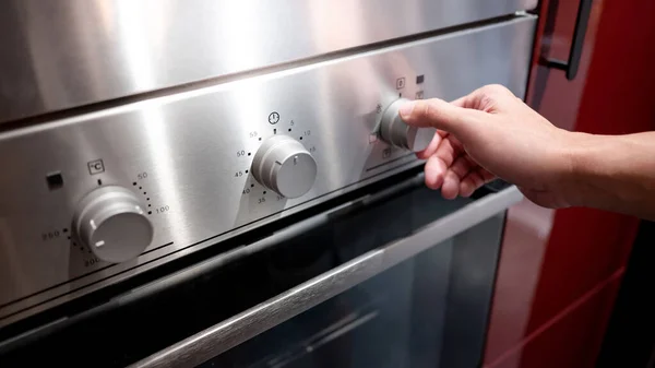 Mannelijke Hand Draaien Temperatuur Knop Van Moderne Oven Keuken Showroom — Stockfoto