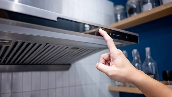 Mannelijke Hand Zet Afzuigkap Van Fornuis Kap Keuken Modern Huishoudapparaat — Stockfoto