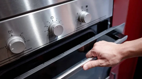 Mannelijke Hand Open Oven Deur Keuken Showroom Kooktoestel Kopen Voor — Stockfoto