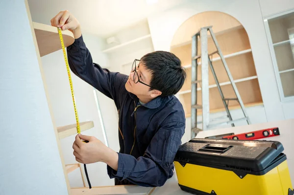 Renovación Del Hogar Concepto Remodelación Casa Ensamblador Muebles Masculinos Asiáticos —  Fotos de Stock