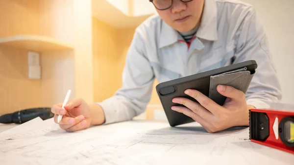 수리나 리모델 아시아인 근로자 조립자는 디지털 태블릿을 사용하여 과새로운 주방의 — 스톡 사진