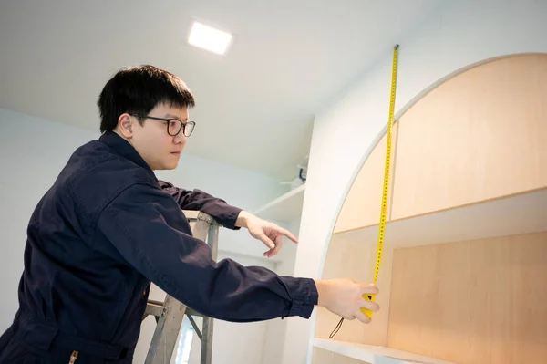 Renovación Del Hogar Concepto Remodelación Casa Ensamblador Muebles Masculinos Asiáticos —  Fotos de Stock