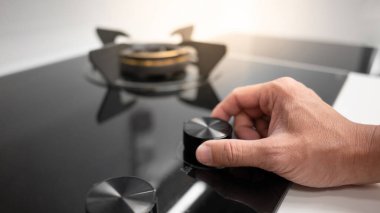 Erkek el değiştirme düğmesi mutfak galerisindeki modern gaz sobasının düğmesi. Ev mutfağında yemek pişirme aleti. Ev geliştirme ve House 'un iç tasarım kavramları