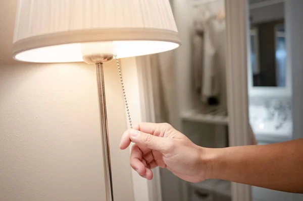 Άνδρας Χέρι Σβήνει Φως Λάμπα Torchiere Στο Υπνοδωμάτιο Εξοικονόμηση Ηλεκτρικής — Φωτογραφία Αρχείου