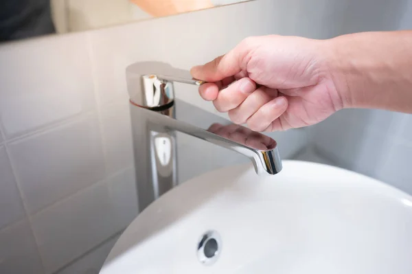 Αρσενικό Χέρι Κλείνει Βρύση Νερού Βρύση Στο Μπάνιο Αποθήκευση Νερού — Φωτογραφία Αρχείου