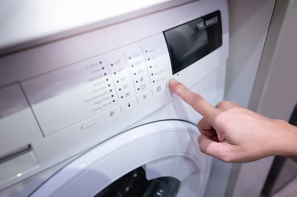 Mannelijke Hand Indrukken Knop Instelmodus Witte Wasmachine Huishoudapparaat Voor Wasgoed — Stockfoto