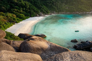 Günbatımında Donald Duck Körfezi 'nde ya da Ao Kuerk Körfezi' nde güzel beyaz kumsal, Similan adasının 8 numaralı kayalık manzarası, Similan Ulusal Parkı, Phang-nga Eyaleti, Tayland.