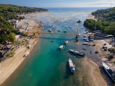 Nusa Cheningan ve Nusa Lembongan arasındaki sarı köprü. Endonezya 'daki Bali adasına yakın bir yere seyahat..