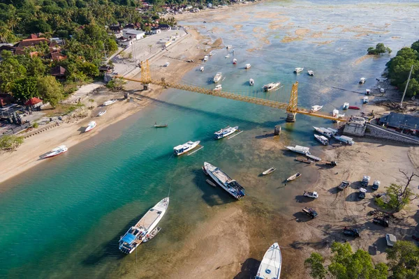 ヌサチェニンガンとヌサレンボンガンを結ぶ黄色い橋 インドネシアのバリ島島に近い旅行先 — ストック写真