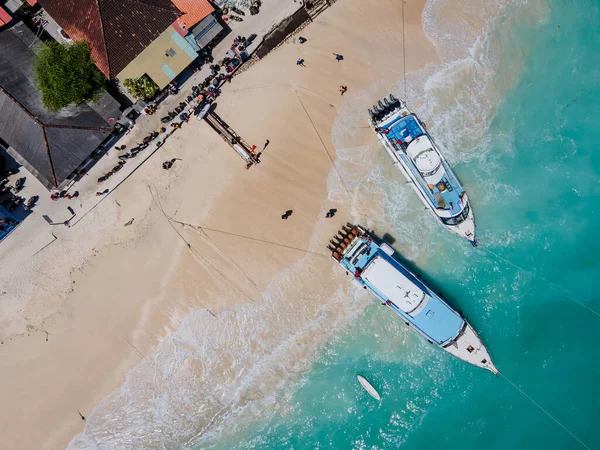 ヌサレンボンガン島のJunghutbatuビーチの空中海岸線の景色と観光スピードボートが停泊しています インドネシアのバリ島島に近い旅行先の1つ — ストック写真