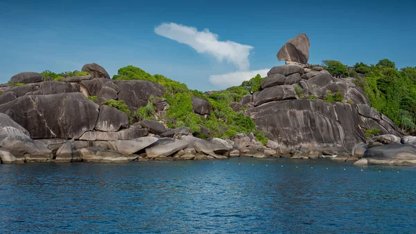Piękne Krajobrazy Sailboat Rock Wybrzeża Słoneczny Dzień Wyspie Similan Numer — Zdjęcie stockowe