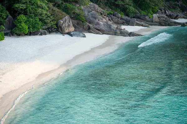 美しい白い砂浜ドナルドダック湾または青Kuerk湾 シミラン島番号8 シミラン国立公園 パンガー省 タイの帆船岩の視点からの眺め — ストック写真