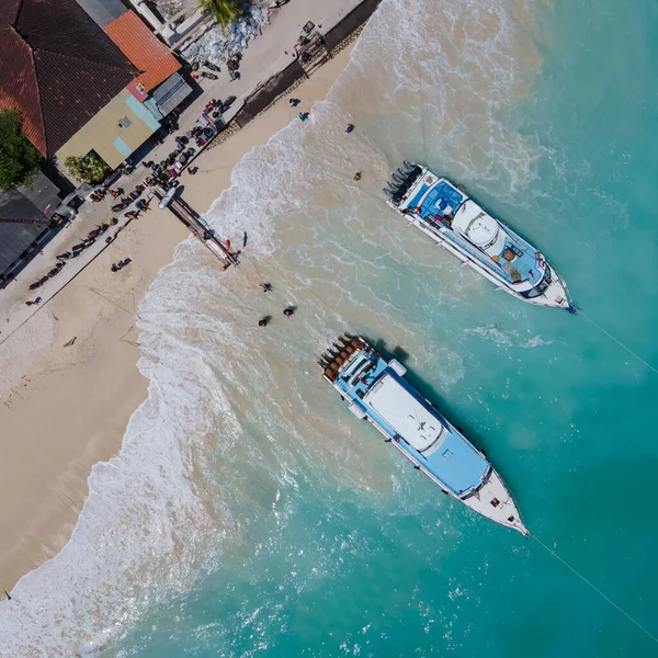 ヌサレンボンガン島のJunghutbatuビーチの空中海岸線の景色と観光スピードボートが停泊しています インドネシアのバリ島島に近い旅行先の1つ — ストック写真