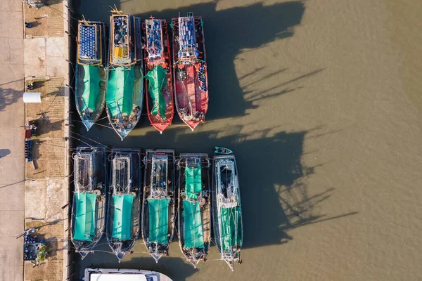 Légi Felvétel Kikötőben Horgonyzó Halászhajókról Top Kilátás Drón Hagyományos Motorcsónakok — Stock Fotó