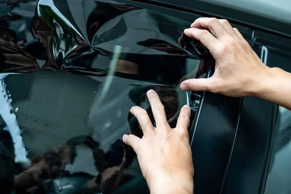 Car Side Window Film Removal Tinting Installation Male Auto Specialist — Stock Photo, Image
