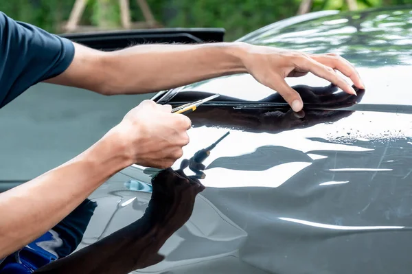 Car Side Window Folie Verwijderen Kleuren Installatie Man Auto Specialist — Stockfoto