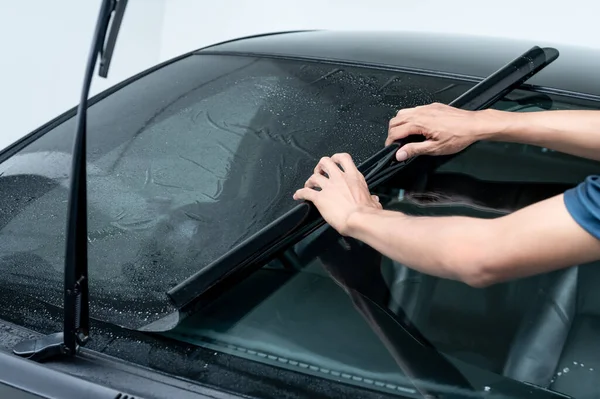 Männliche Auto Spezialist Arbeiter Hand Rollen Auto Fensterfolie Auf Der Stockbild