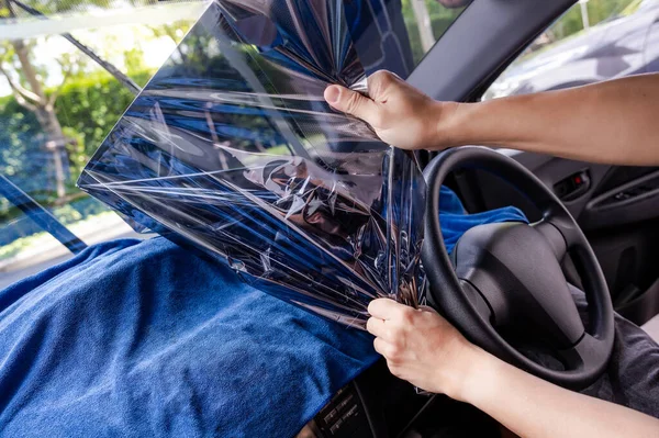Arabanın Penceresinden Film Çıkarma Boyama Kurulumu Erkek Otomobil Uzmanı Dikkatli Telifsiz Stok Fotoğraflar