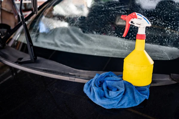 青いラグまたは布のワイプが付いている石鹸の解決の黄色い霧の噴霧のびん 車の洗浄および車の窓のフィルムのTint取付けのためのクリーニング用具 — ストック写真