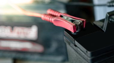 Arabayı çalıştır. Otomobil tamirhanesinde ya da tamirhanedeki aküye elektrik yüklemek için jumper klempi ve kabloyu bağlayın