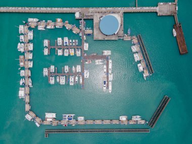 Phuket, Tayland 'daki Chalong İskelesi' nin insansız hava aracı görüntüsü. Andaman Denizi 'nin etrafındaki merkezlerden biri olan Ao Chalong Körfezi rıhtımına demirlemiş pek çok tekne, yat ve sürat teknesi var..