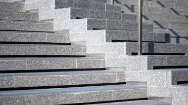 Sert granit karolarla kaplı beton merdiven. Paslanmaz çelik parmaklıklı dış merdiven. Modern merdiven tasarımı. Mimari element ayrıntıları