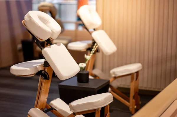 Tragbarer Verstellbarer Massagesessel Einem Gemütlichen Wellnessbereich Möbel Und Geräte Für lizenzfreie Stockbilder