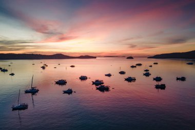 Chalong Körfezi 'nde çarpıcı güneş doğuşunu gösteren hava aracı görüntüsü. Bir sürü tur teknesi ve yatı var. Şafak vakti Phuket, Tayland 'da renkli gökyüzü.