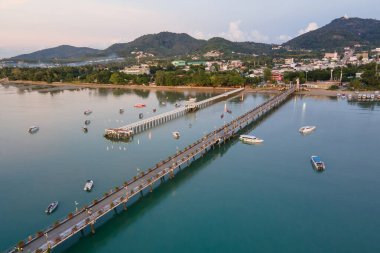 Phuket, Tayland 'daki Chalong İskelesi' nin insansız hava aracı görüntüsü. Birçok tekne, yat, katamaran ve sürat tekneleri Andaman Denizi 'nin etrafındaki merkezlerden biri olan Ao Chalong Körfezi rıhtımına demirlemişti..