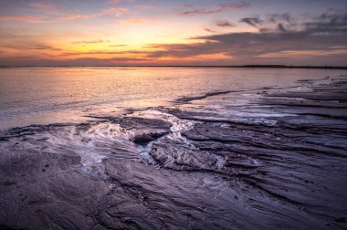 Phuket, Tayland 'daki Nai Yang Sahili' nde günbatımında renkli tropikal plaj manzarası. Güzel yaz manzarası alacakaranlıkta