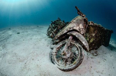 Racha Yai Adası, 1. rıhtımdaki berrak mavi suda kaza yapan motosiklet ya da motosiklet. Phuket, Tayland 'daki Andaman Denizi' nin popüler dalış alanlarından biri. Tüplü dalış için egzotik sualtı sahnesi