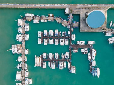 Phuket, Tayland 'daki Chalong İskelesi' nin insansız hava aracı görüntüsü. Birçok tekne, yat, yelkenli ve katamaran Andaman Denizi 'nin etrafındaki merkezlerden biri olan Ao Chalong Körfezi rıhtımına demirlemişti..