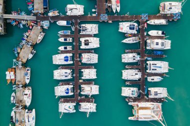 Phuket, Tayland 'daki Chalong İskelesi' nin insansız hava aracı görüntüsü. Birçok tekne, yat, yelkenli ve katamaran Andaman Denizi 'nin etrafındaki merkezlerden biri olan Ao Chalong Körfezi rıhtımına demirlemişti..