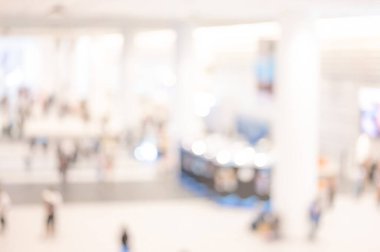 Bulanık ticaret gösterisi ya da fuar merkezinde sergi. Kamu binasının iç kısmının girişi bulanık. İş konseptinde arkaplan ya da arkaplan olarak kullan