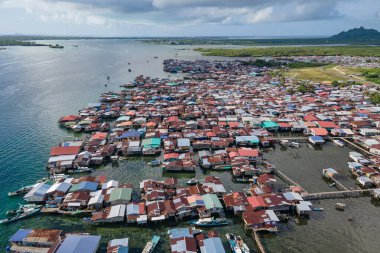 Borneo Adası, Tawau Bölgesi, Malezya 'da Sabah' ın doğu kıyısındaki Semporna 'daki geleneksel balıkçı köyünün insansız hava aracı görüntüsü.