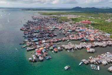 Borneo Adası, Tawau Bölgesi, Malezya 'da Sabah' ın doğu kıyısındaki Semporna 'daki geleneksel balıkçı köyünün insansız hava aracı görüntüsü.
