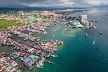 Borneo Adası, Tawau Bölgesi, Malezya 'da Sabah' ın doğu kıyısındaki Semporna 'daki ticari iskele ve balıkçı köyünün insansız hava aracı görüntüsü.