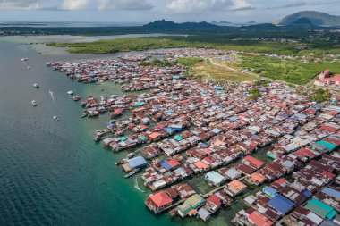 Borneo Adası, Tawau Bölgesi, Malezya 'da Sabah' ın doğu kıyısındaki Semporna 'daki geleneksel balıkçı köyünün insansız hava aracı görüntüsü.