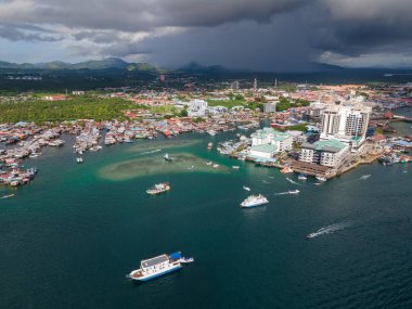 Borneo Adası, Tawau Bölgesi, Malezya 'da Sabah' ın doğu kıyısındaki Semporna 'daki ticari iskele ve balıkçı köyünün insansız hava aracı görüntüsü.