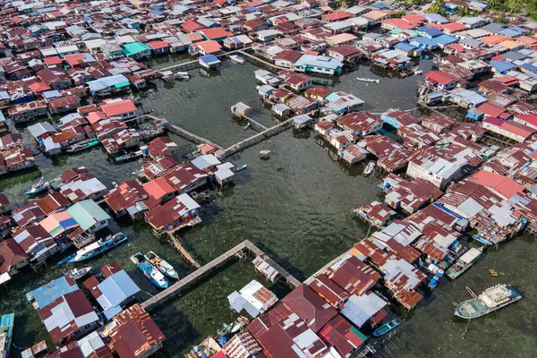 Borneo Adası, Tawau Bölgesi, Malezya 'da Sabah' ın doğu kıyısındaki Semporna 'daki geleneksel balıkçı köyünün insansız hava aracı görüntüsü.